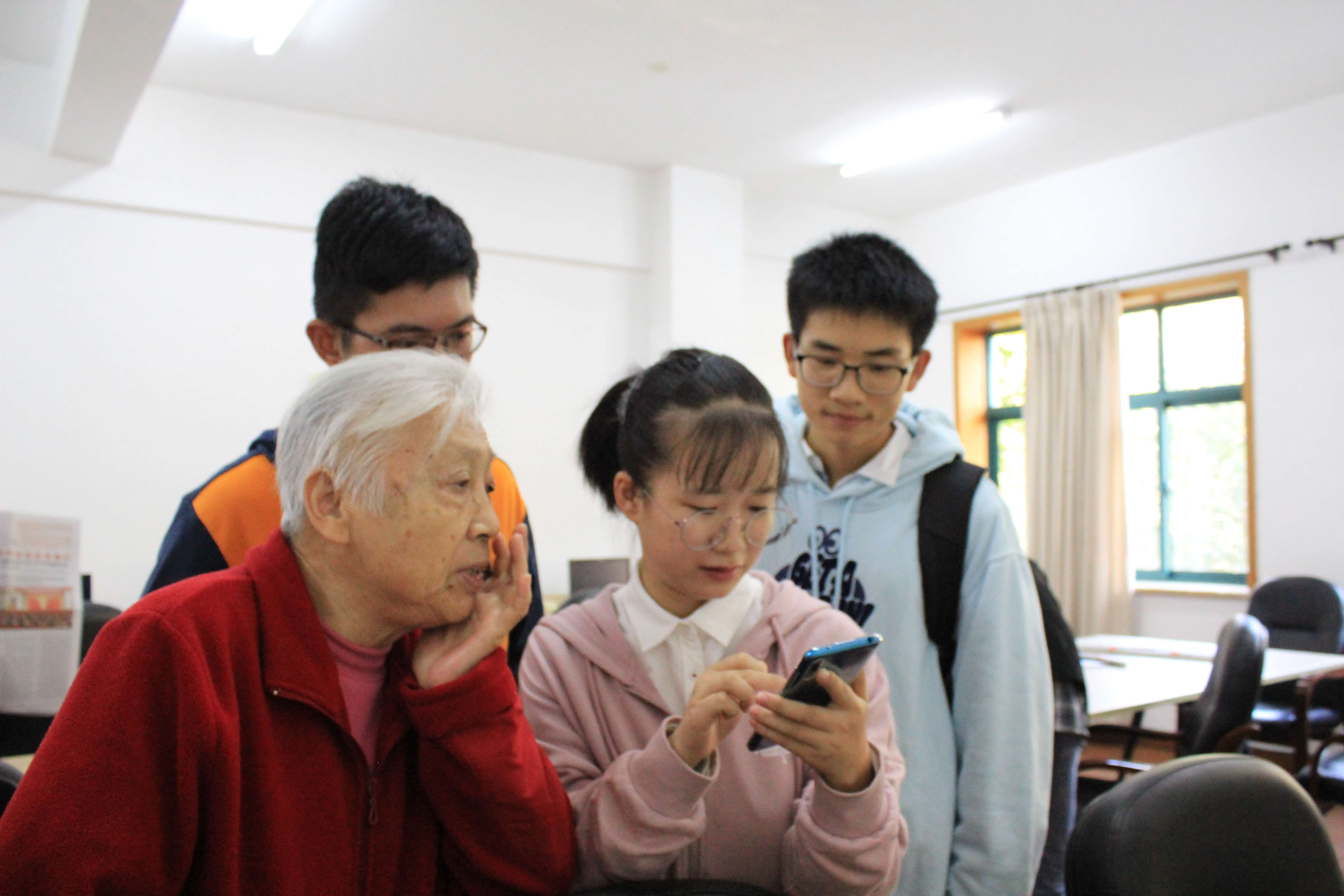 教老人用智能手机，是最贴心的“敬老礼” - 新闻动态 - 杭州市西湖区社会福利中心-官网